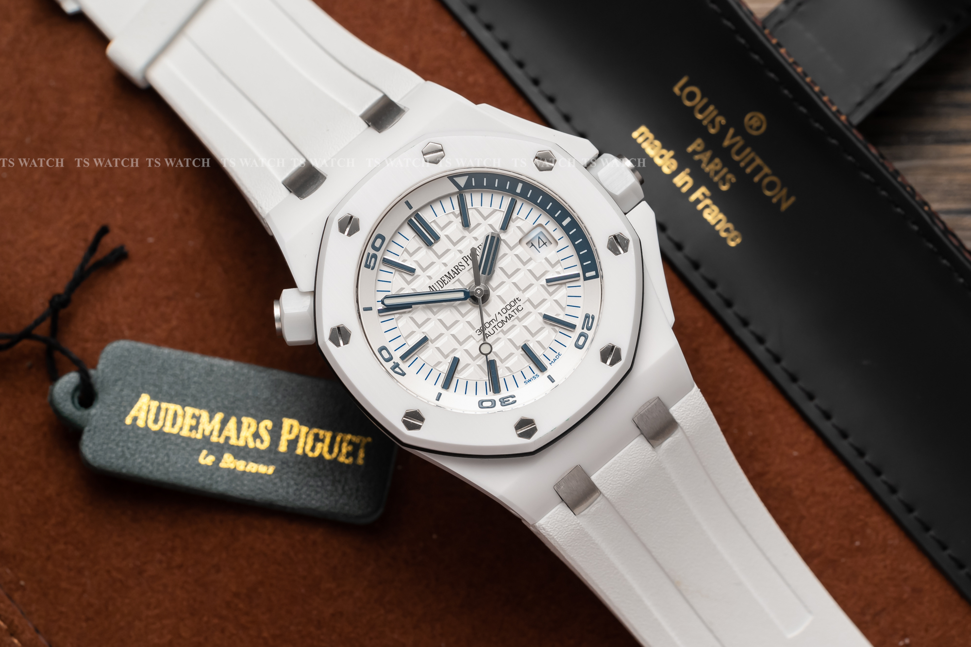 Audemars Piguet Royal Oak Offshore 42MM 15707 Vỏ Ceramic Mặt Trắng Rep 1:1 SKU: 15707CB.00.A010CA.01