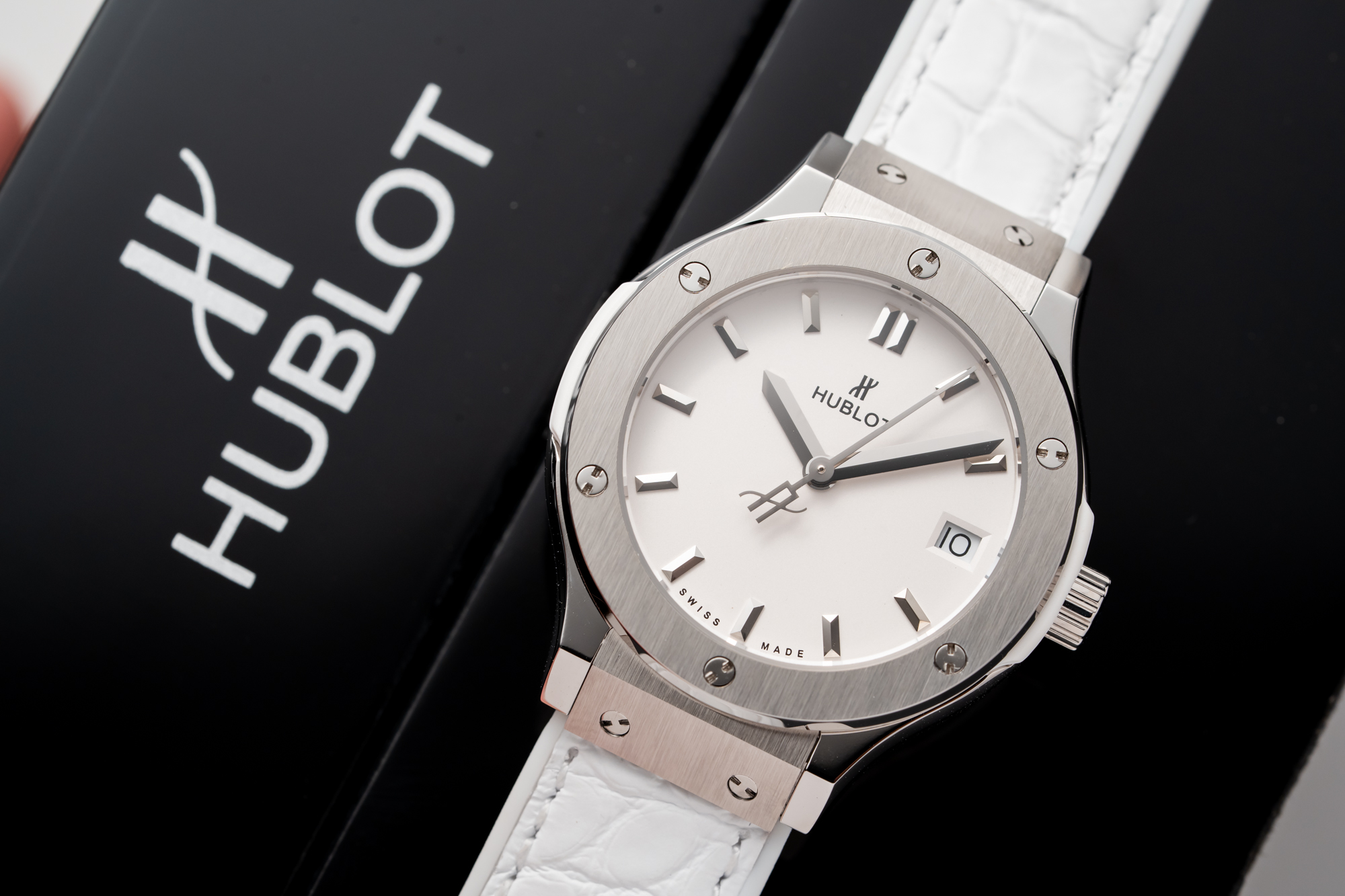 Hublot Classic Fusion 33mm 581.NX.2611.RX Replica 1:1 vỏ trắng mặt trắng 