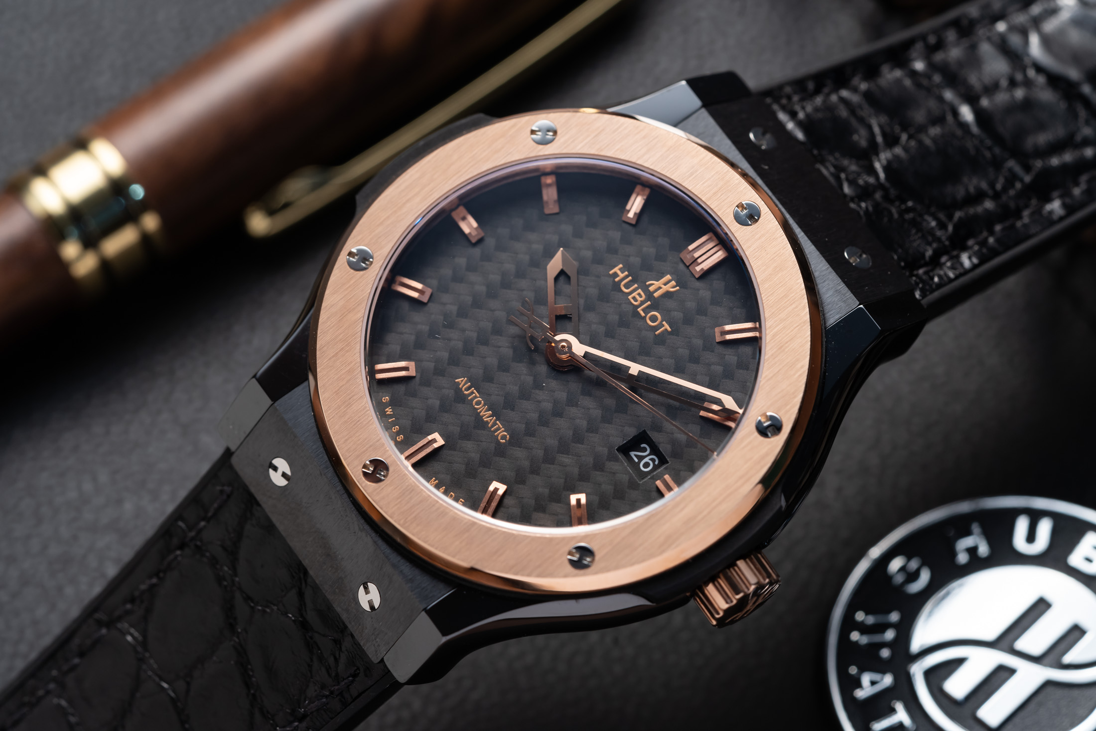 Hublot Classic Fusion Carbon 42 Vỏ Ceramic Niềng Vàng Hồng Mặt Carbon Rep 1:1