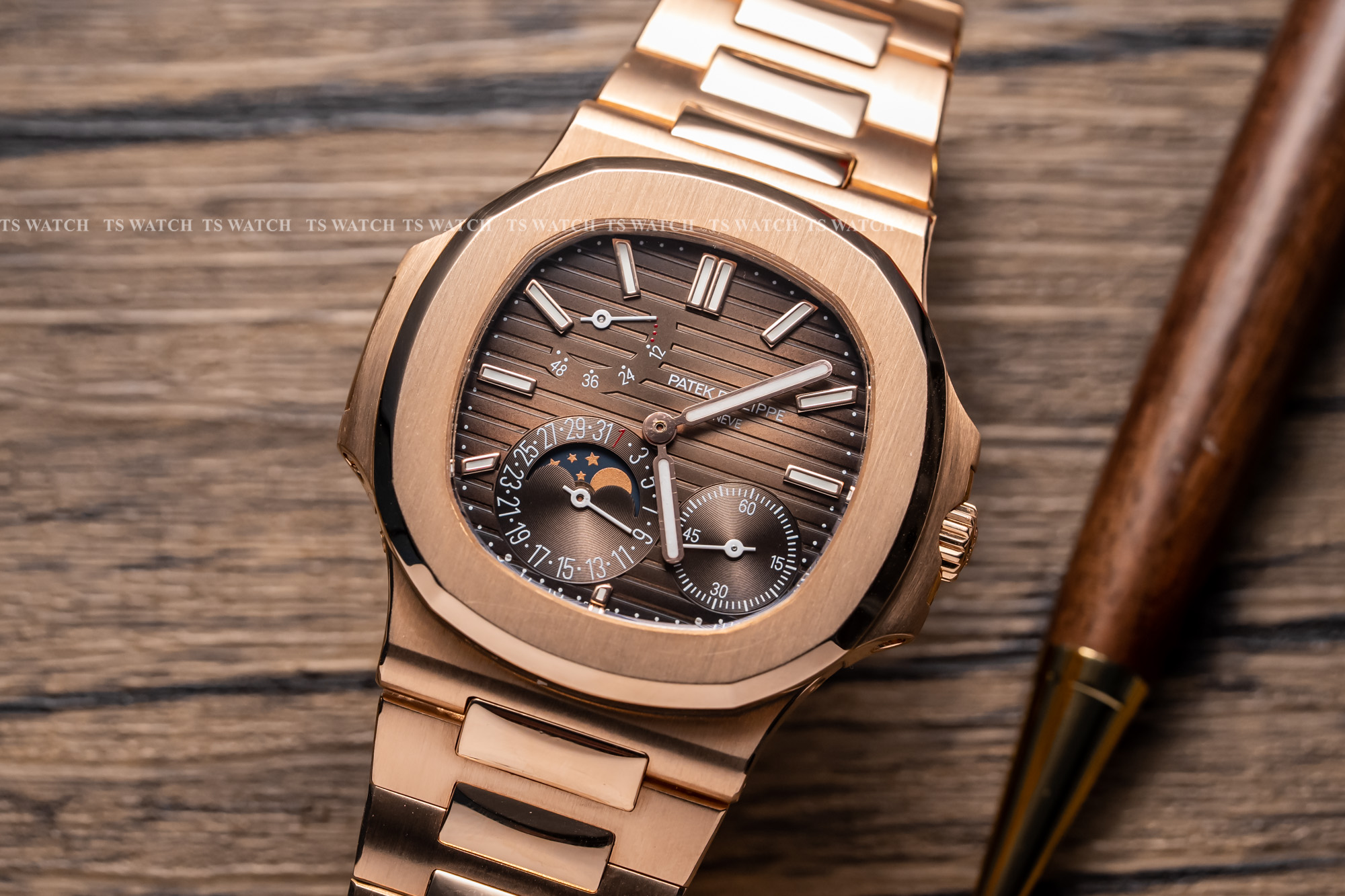 Patek Philippe Nautilus 5712-1R-001 40MM Chế Tác Vàng Hồng Nguyên Khối