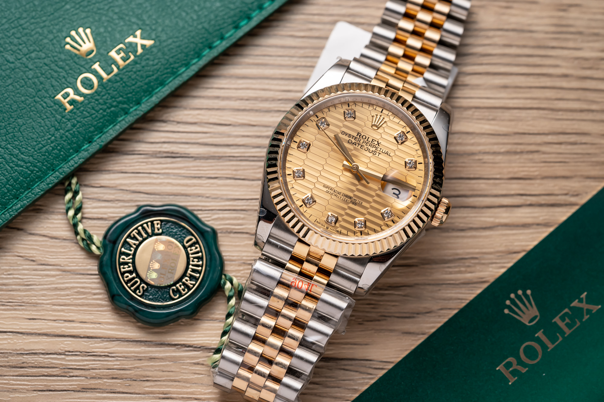 Rolex Datejust 36 126233 Mặt Số Vàng Champagne Vân Gấp Nếp Cọc Số Dạ Quang Rep 1:1